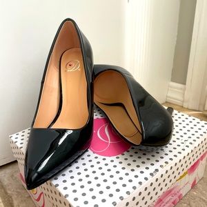 All black pump. Never worn.